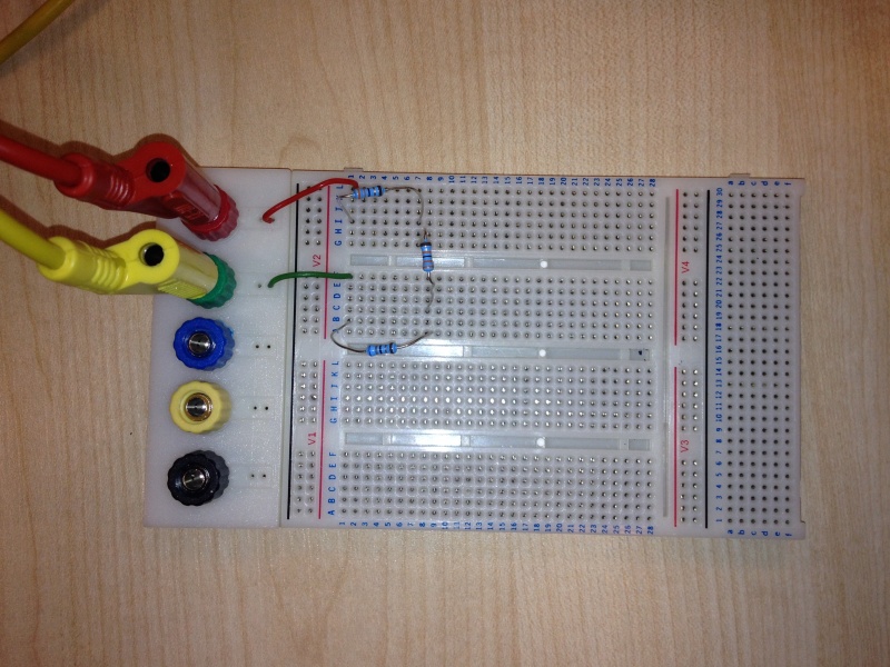 Fil:Kopplingsplatta m resistorer i serie.JPG